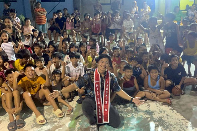 Juara Mister Teen Indonesia 2023, Rafiansyah Iqbal Taufiq saat memberikan motivasi kepada anak-anak di komunitas pemberdayaan anak-anak Cavite, Filipina, pada 26 Juli 2024 lalu.(Dok.Mister Teen Indonesia)