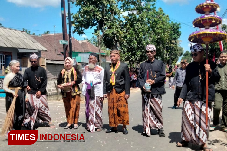 Kirab pusaka dalam acara kirab budaya bersih Desa Jatirejoyoso, Kecamatan Kepanjen, Kabupaten Malang untuk menghormati leluhur dan menjaga adat budaya, Minggu (4/8/2024). (Foto Amin/TIMES Indonesia)