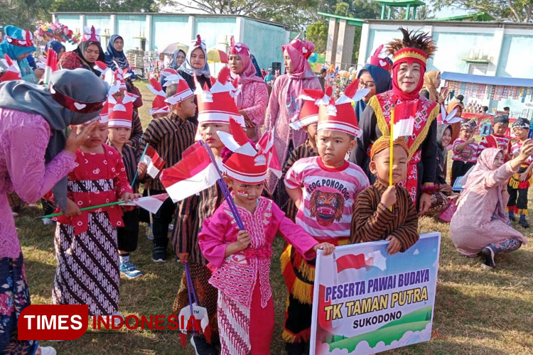 Pawai Budaya Kecamatan Donorojo, mengawali semarak perayaan HUT ke-79 RI di Pacitan. (FOTO: Yusuf Arifai/TIMES Indonesia)