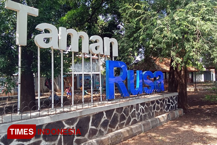 Papan nama Taman Rusa dan bangunan pendopo yang mulai rusak serta pengunjung. (Foto: Ragil/TIMES Indonesia)