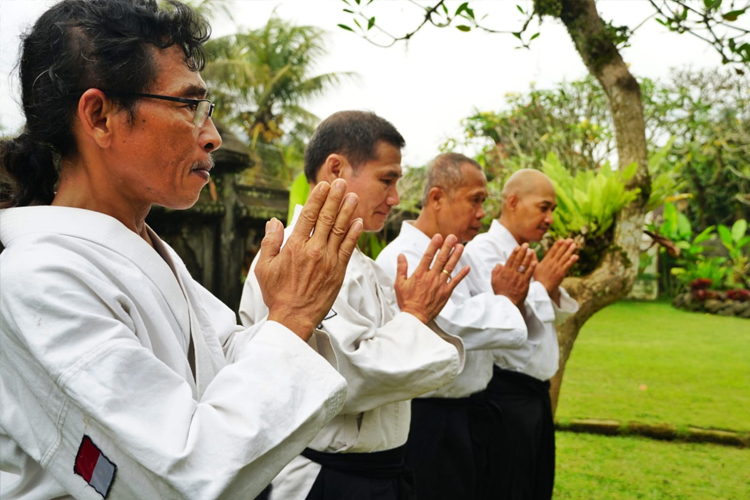 Para pendiri FIJI saat mempraktekkan teknik perlindungan yang simple dan mudah. (Foto: Fok FIJI Bali)