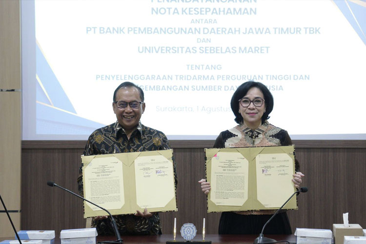 Direktur Operasi Bank Jatim Arif Suhirman dengan Plt. Rektor UNS Chatarina Muliana menunjukkan surat kerja sama yang ditandatangani pada Kamis (1/8/2024). (FOTO: Dok.Humas Bank Jatim)
