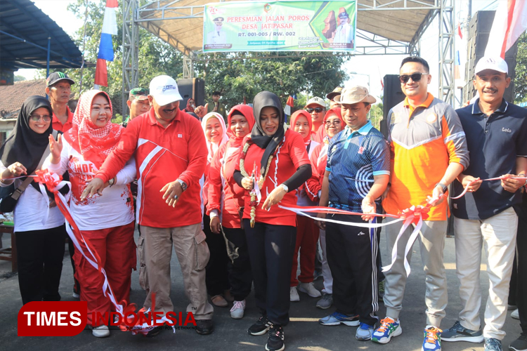 Bupati Mojokerto, Ikfina Fahmawati pada saat meresmikan jalan poros desa Jatipasar – Beloh Trowulan. (Dok. TIMES Indonesia)