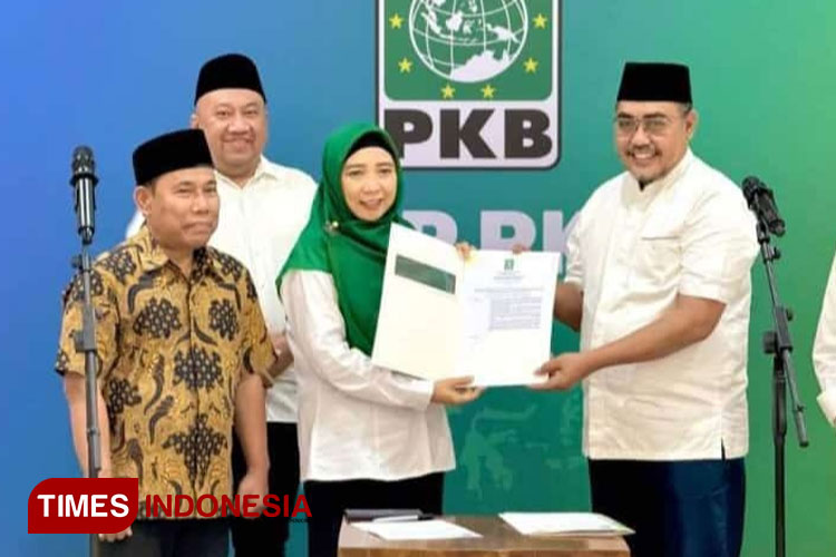 Bakal calon Gubernur NTB Sitti Rohmi Djalilah saat menerima rekomendasi dari DPP PKB di Jakarta, belum lama ini. (FOTO: PKB NTB for TIMES Indonesia)
