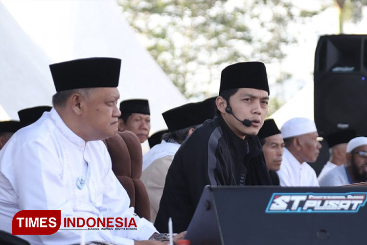Suasana Ngaji Bareng Gus Iqdam di lapangan desa Kemantren dalam rangka HUT KAN Jabung ke-45. (FOTO: AJP TIMES Indonesia)