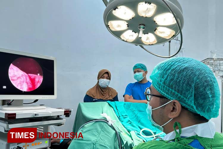 Foto. Tim operasi bersama dokter spesialis di RSUD Genteng Banyuwangi, saat melakukan operasi TURP. (Foto: Fazar Dimas/TIMES Indonesia)