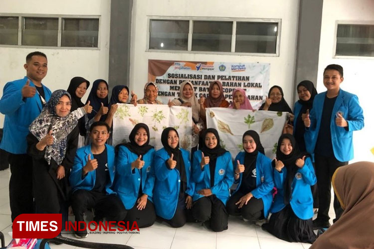 Mahasiswa PPG Prajabatan UNIPMA pamerkan batik ecoprint. (Foto: Humas UNIPMA for TIMES Indonesia)