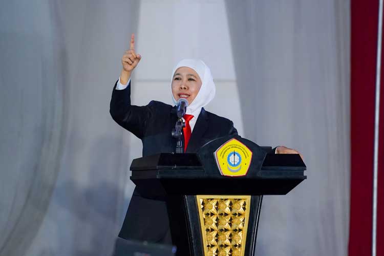 Khofifah Indar Parawansa, Gubernur Jatim Periode 2019-2024 saat memberikan orasi ilmiah dalam Rapat Terbuka Senat penutupan Dies Natalis Universitas Trunojoyo Madura. (Foto: Dok. KIP)