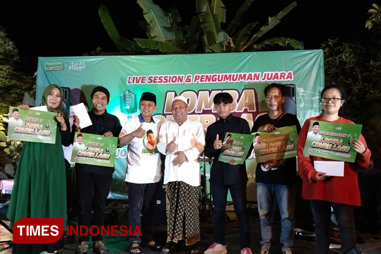 Penyerahan hadiah kepada pemenang lomba cover lagu ‘Jombang Memanggil Gus Salman’ di Kafe Taman Sari, Desa Jogoloyo, Kecamatan Sumobito, Kabupaten Jombang pada Minggu (4/8/2024) malam. (FOTO: Rohmadi/TIMES Indonesia)