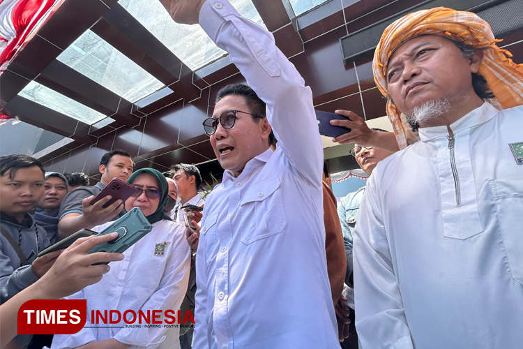 Ketua DPW Partai Kebangkitan Bangsa (PKB) Jawa Timur Abdul Halim Iskandar bersama jajaran pengurus usai mendatangi Ditreskrimsus Polda Jatim, Selasa (6/8/2024).(Foto: Lely Yuana/TIMES Indonesia)