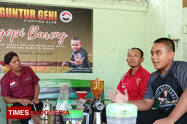 Akbar Ridho Hartono (kanan) ditemani Nuryanto, saat menunjukkan kemampuannya dalam meracik kopi. (FOTO: Hermanto/ TIMES Indonesia)
