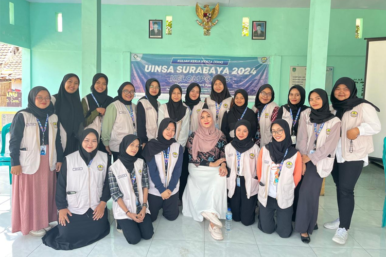 Anggota DPD RI Terpilih Dr. Lia Istifhama M.E.I saat foto bersama mahasiswa KKN kelompok 63 UINSA Jarangan, di Pasuruan (dok: Uinsa)