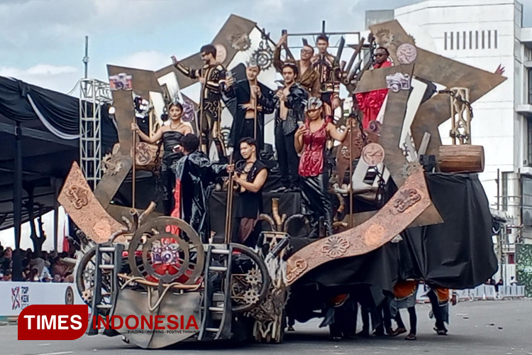 Parade JFC 2024 di Jember yang memancing decak kagum wisatawan. (M. Abdul Basid/TIMES Indonesia)