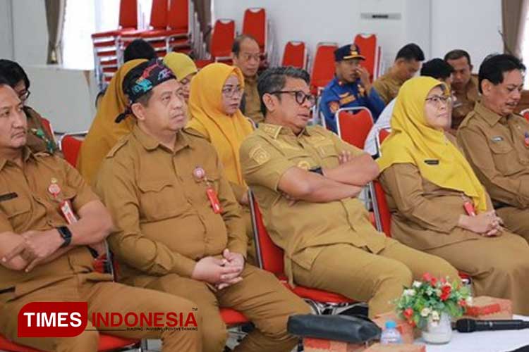 Wali Kota Bontang Basri Rase bersama Inspektorat Bontang dan seluruhnya kepala OPD Bontang mengikuti paparan sosialisasi KPK RI (Foto: Kusnadi/TIMES Indonesia)