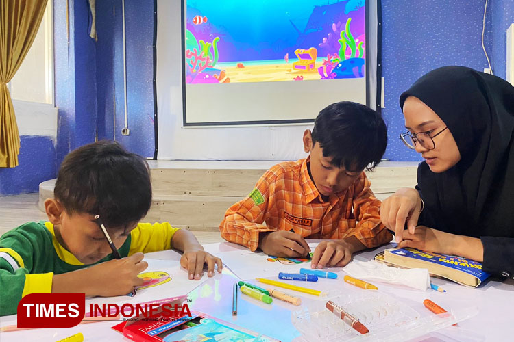 Anak-anak asyik mengisi kegiatan di Perpustakaan Daerah. (FOTO: Akmal/TIMES Indonesia)