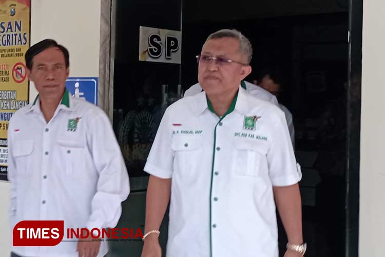Ketua DPC PKB Kabupaten Malang, H. Kholiq, didampingi sejumlah pengurus struktur jajarannya, Rabu (7/8/2024). (Foto: Amin/TIMES Indonesia)