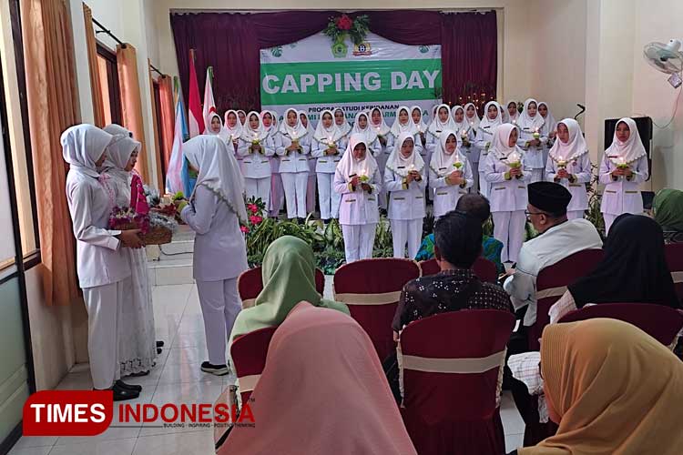 Proses pengambilan sumpah mahasiswa Akbid Dharma Praja Bondowoso sebelum diberangkatkan ke tempat praktik (FOTO: Moh Bahri/TIMES Indonesia) 