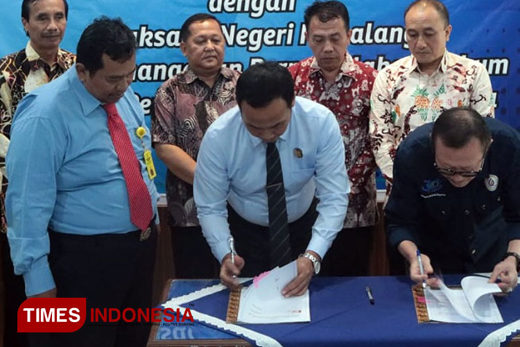 Direktur Perumda Tirta Mulia Slamet Effendi tanda tangani kerja sama dengan Kejaksaan Negeri Pemalang. (Foto: Ragil/ TIMES Indonesia)