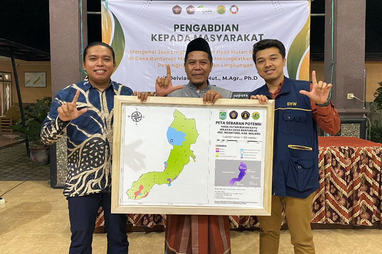 Mahasiswa Kehutanan UB Kenalkan Potensi Hasil Hutan Bukan Kayu pada Masyarakat Desa Banturejo
