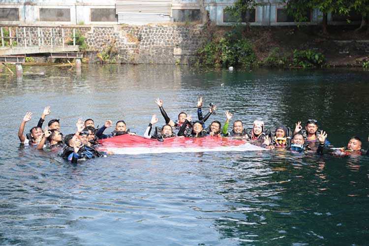Merah Putih Berkibar di Dasar Mata Air Ronggojalu Probolinggo