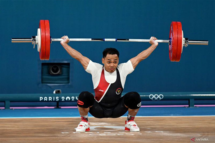 Lifter Indonesia Eko Yuli Irawan melakukan angkatan snatch dalam kelas 61 kg putra Olimpiade Paris 2024 di South Paris Arena, Paris, Prancis, Rabu (7/8/2024). ANTARA FOTO/Wahyu Putro A/sgd/YU (ANTARA FOTO/WAHY PUTRO A)