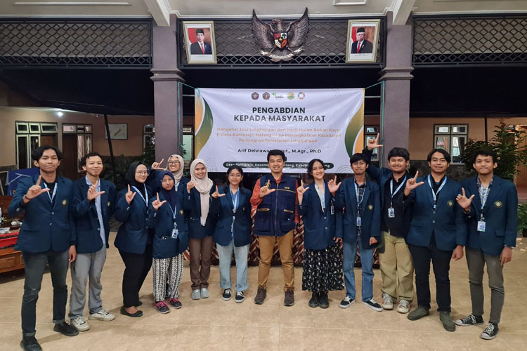 Mahasiswa KKN Fakultas Pertanian UB Latih Petani Membuat Pupuk Cair Organik