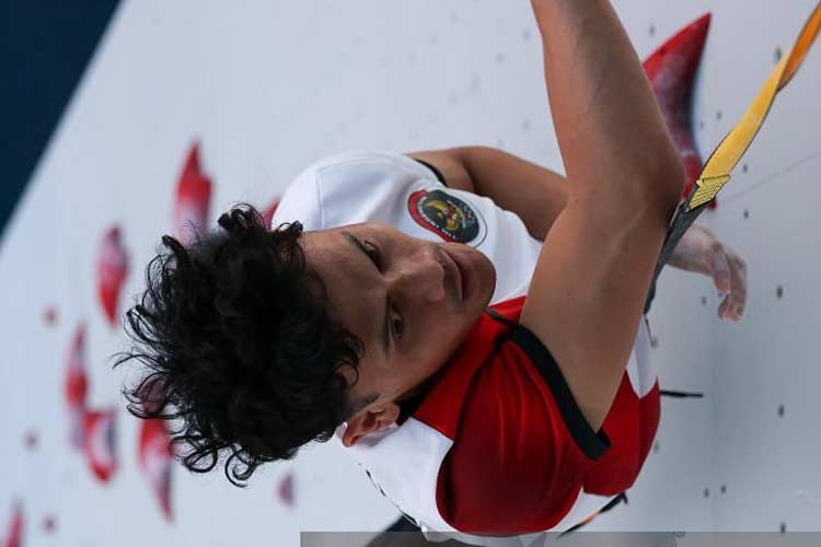 Vedriq LeonardoAtlet panjat tebing Indonesia, berhasil meraih medali emas di cabang panjat tebing kategori kecepatan laki laki Olimpiade Paris 2024.