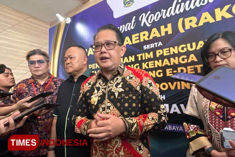 Pj Gubernur Adhy usai membuka Rakorkesda di Novotel Samator Surabaya, Kamis (8/8/2024). (Foto: Lely Yuana/TIMES Indonesia)