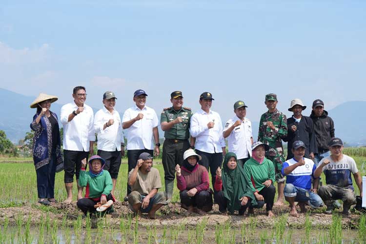 Foto bersama Direktur Utama Pupuk Indonesia, Rahmad Pribadi mendampingi kunjungan kerja Wakil Menteri Pertanian Sudaryono di Bandung, pada Rabu (7/8/2024) bersama para petani. (Foto: Humas Pupuk Indonesia For TIMES Indonesia)