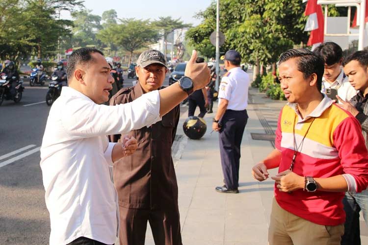 Wali Kota Surabaya Eri Cahyadi saat melakukan sidak persiapan pengerjaan overlay di kawasan Jalan Ahmad Yani. (Foto: Dok. Pemkot Surabaya)