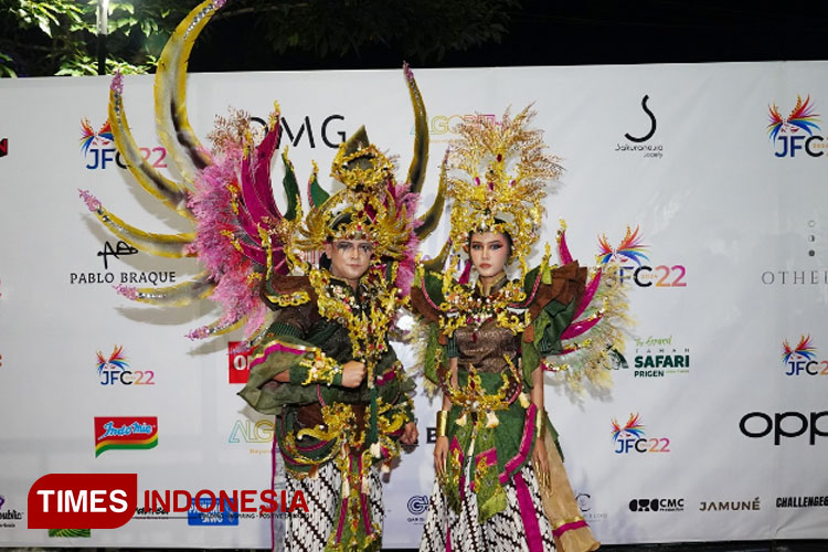 Dua Karya Artwear Hasil Daur Ulang Kantong Pupuk Tampil di JFC 2024