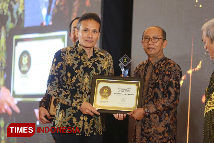 Dr. Supri Wahyudi Utomo, M.Pd. saat menerima piagam penghargaan kategori Innovative University Jawa Pos Radar Madiun Award 2024. (Foto: Humas UNIPMA for TIMES Indonesia)