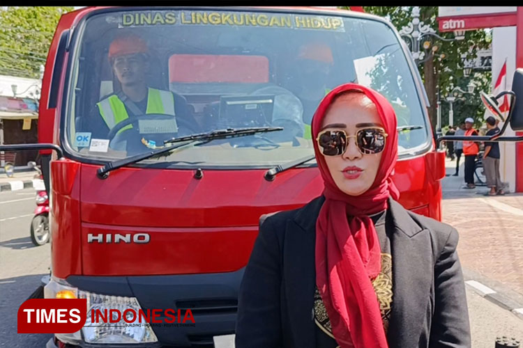 Kabid Pengelolaan Sampah dan Pertamanan DLH Ponorogo Dian Puspita Mandasari saat mengawal truk road sweeper. (FOTO: Marhaban/TIMES Indonesia)