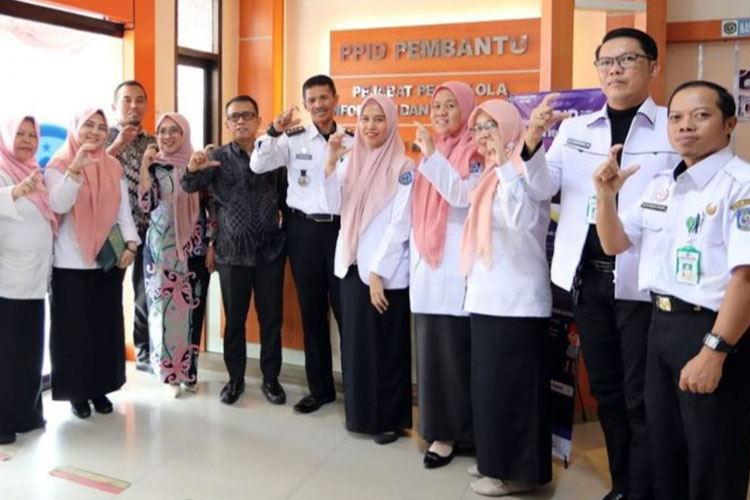 Camat Bontang Utara Zainudin dan Jajaran Kecamatan Bontang Utara bersama KI Provinsi Kaltim dan Diskominfo Bontang berada di Ruang pelayanan (Foto: DOK Kecamatan Bontang Utara)