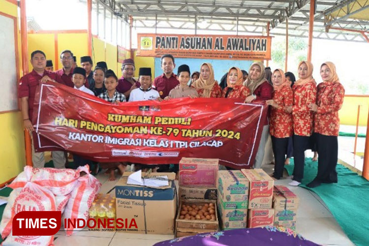Bakti Sosial Kantor Imigrasi Cilacap di Panti Asuhan Al-Awaliyah Maos. (FOTO: Dok Humas Imigrasi Cilacap for TIMES Indonesia)