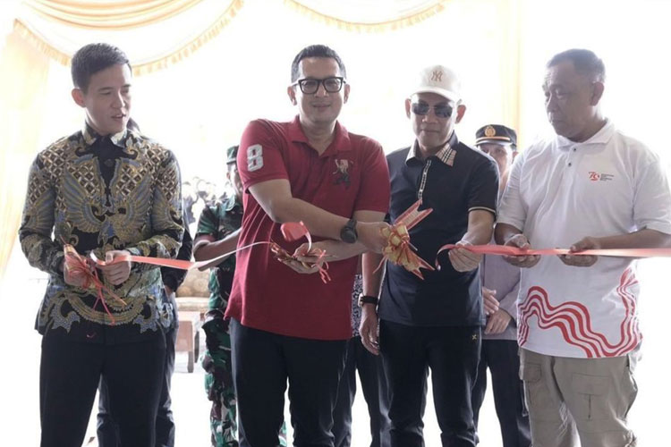 Pj. Wali Kota Mojokerto, Moh. Ali Kuncoro pada saat meresmikan gerai Batik Benang Raja Jl. Benteng Pancasila, Kota Mojokerto, Jumat (9/8/2024). (FOTO: Dok. Instagram @makuncoro)