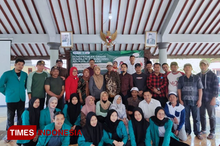 UKM Koperasi Mahasiswa Ilham Ramadhan Unisma Malang bersama warga Desa Sukoanyar usai kegiatan launching aplikasi Sembrani dan pembentukan Graha Sembrani. (FOTO: AJP TIMES Indonesia)