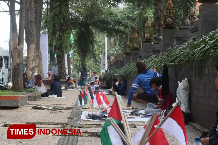 mahasiswa-baru-Universitas-Brawijaya-membeli-kebutuhan-ospek-1.jpg