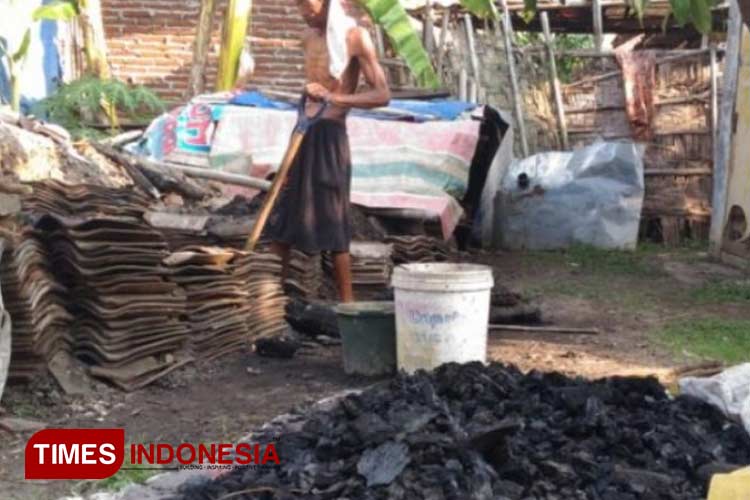 Kisah Pembuat Arang Kayu di Pemalang yang Masih Bertahan