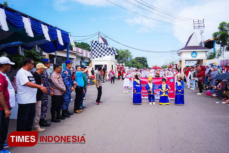 Sekda Morotai, M Umar Ali saat melepas peserta karnaval tahun 2024, Sabtu (10/8/2024). (FOTO: Ailan Goraahe For TIMES Indonesia).