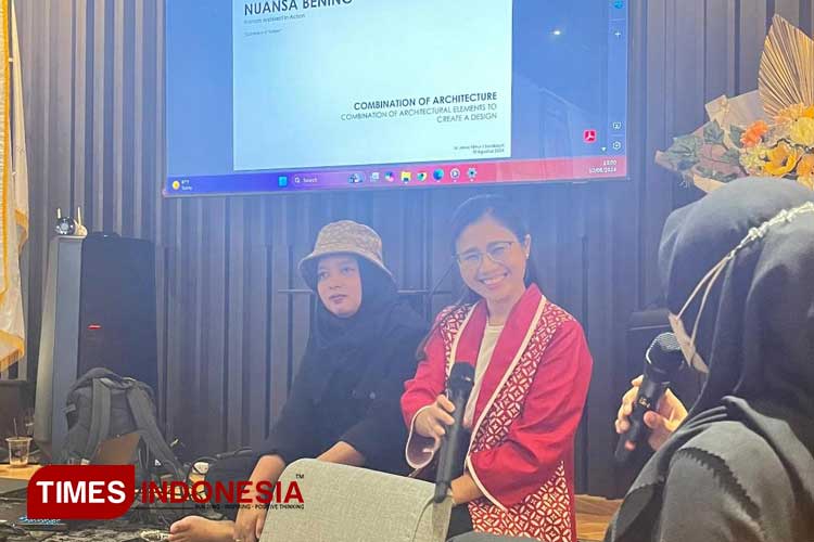 Ar. Mutiara Ningrum, S.T., M.Ars. saat menjadi pembicara dalam talkshow IAI Jatim di Surabaya, Sabtu (10/8/2024). (Foto: Lely Yuana/TIMES Indonesia)