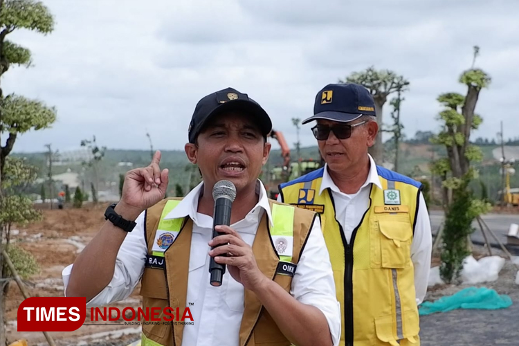 Wakil Kepala Otorita IKN, Raja Juli Antoni memberikan keterangan pers. (Foto Axl/TIMES Indonesia)