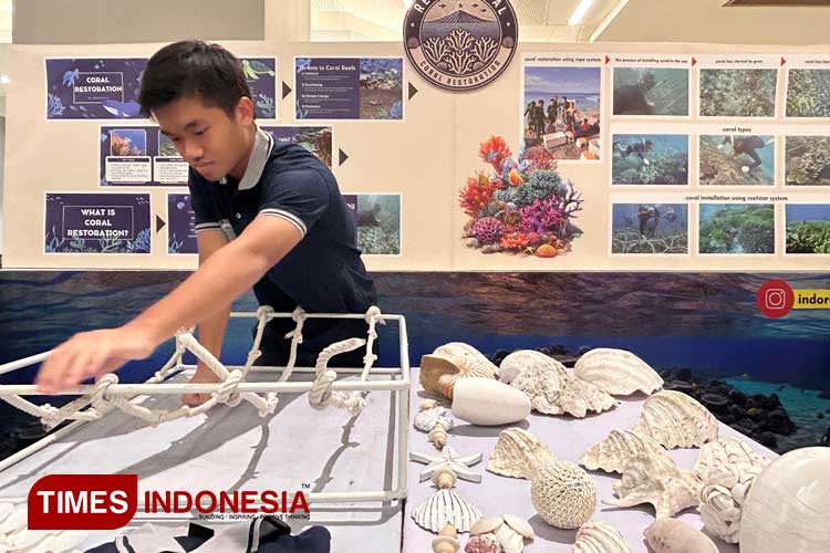 Ketua Komunitas Reef Revival, Samuel Putra Sentosa saat menunjukkan cara merakit pelindung terumbu karang model rope system, Minggu (11/8/2024). (Foto: Lely Yuana/TIMES Indonesia)