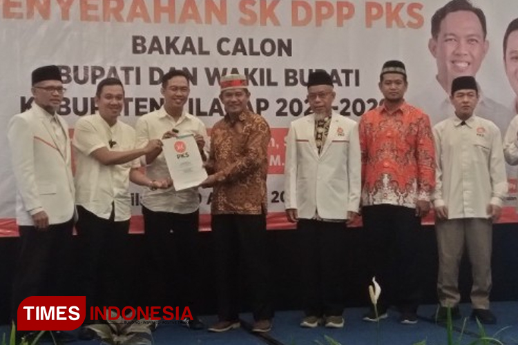 Hadir di Konsolidasi PKS, Syamsul-Sindy Dapat SK