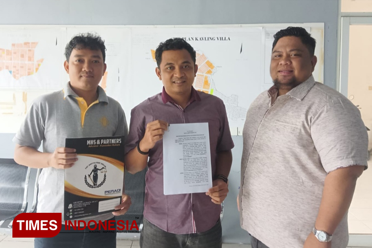 Tim Praja Properti bersama Kuasa Hukum. (Foto: Muhammad Uqel/TIMES Indonesia)