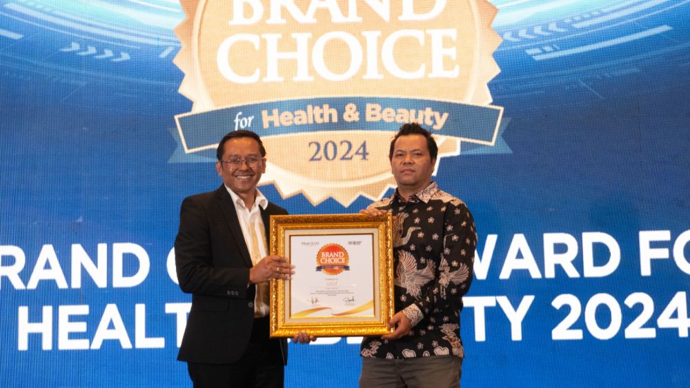 Alvito Verick Fransen selaku CEO Salsa Cosmetic saat menerima penghargaan untuk Salsa Nail Polish sebagai Brand Choice Award for Health & Beauty 2024.(Dok.Salsa)