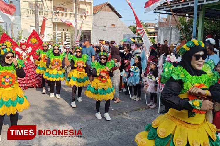Keren! Karnaval Kemerdekaan RI Warga Gempol Cintra Asri Pasuruan Gunakan Kostum Barang Bekas