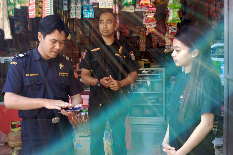 Bea Cukai Malang dan Satpol PP Pemkab Malang Sosialisasi Gempur Rokok Ilegal di Wagir dan Dau
