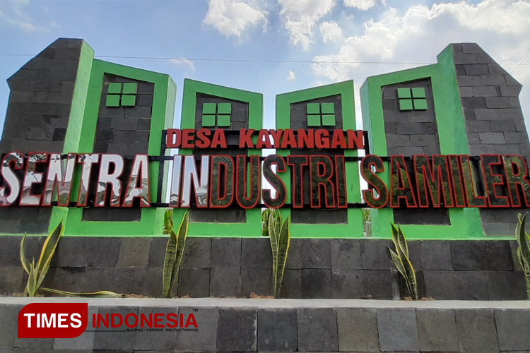 Tugu Sentra industri kerupuk samiler di Desa Kayangan, Kecamatan Diwek, Kabupaten Jombang. (FOTO: Rohmadi/TIMES Indonesia)