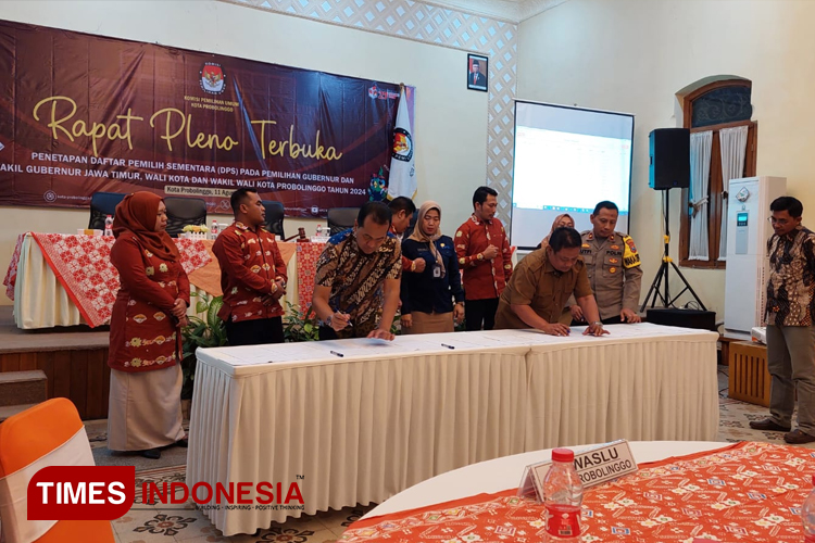 Pj Wali Kota, Nurkholis menandatangani BA DPS untuk Pilkada 2024 (Foto: Rizky Putra Dinasti/TIMES Indonesia).